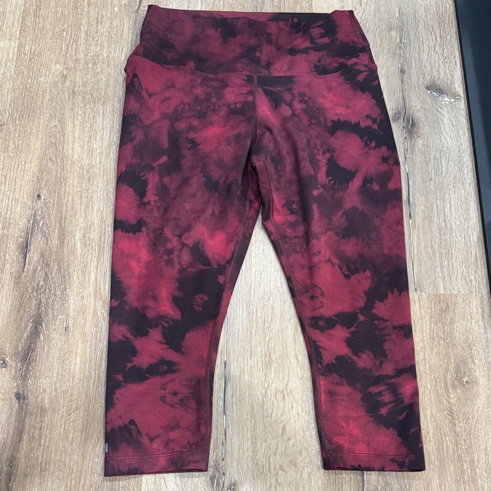 NOBULL Women's Red and Black Tie-Dye Leggings Crop . Medium